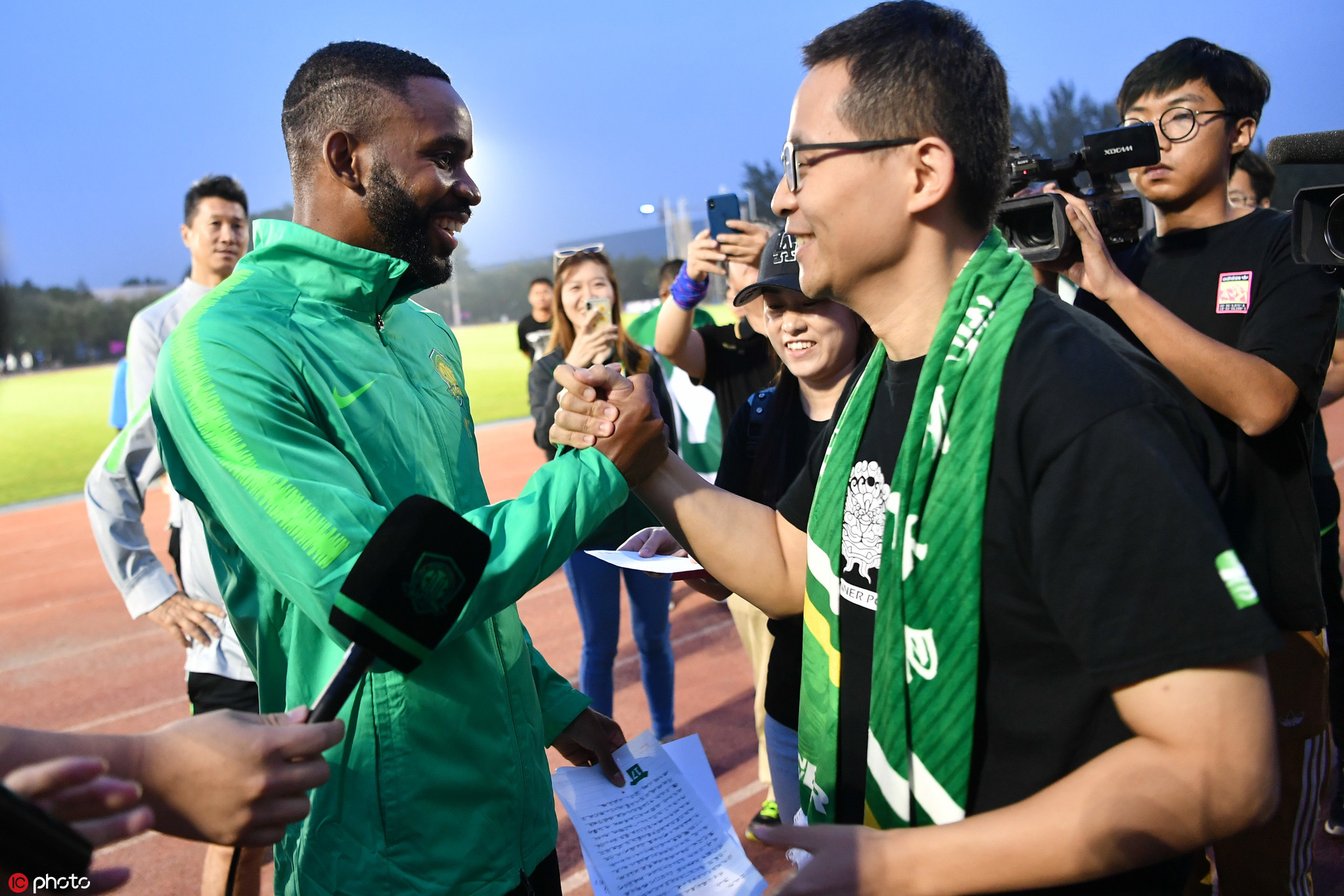 开元棋牌-北京国安赛后国安球迷接受采访